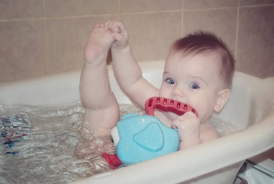 Нравится купаться. Купание младенца. Малыш в ванне. Малыш купается в ванне. Купание девочек в ванной.