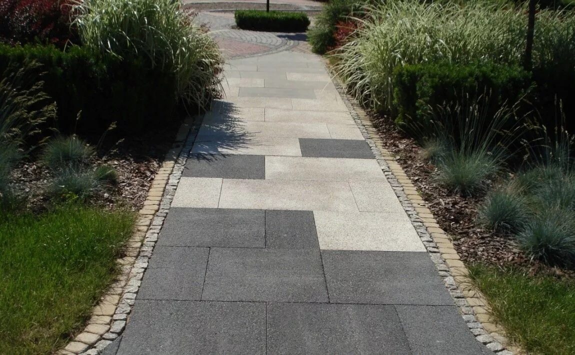 разноформатная тротуарная плитка. кирпичная брусчатка мощение. нобетек тротуарная плитка. мощение садовых дорожек. уличный тротуар.