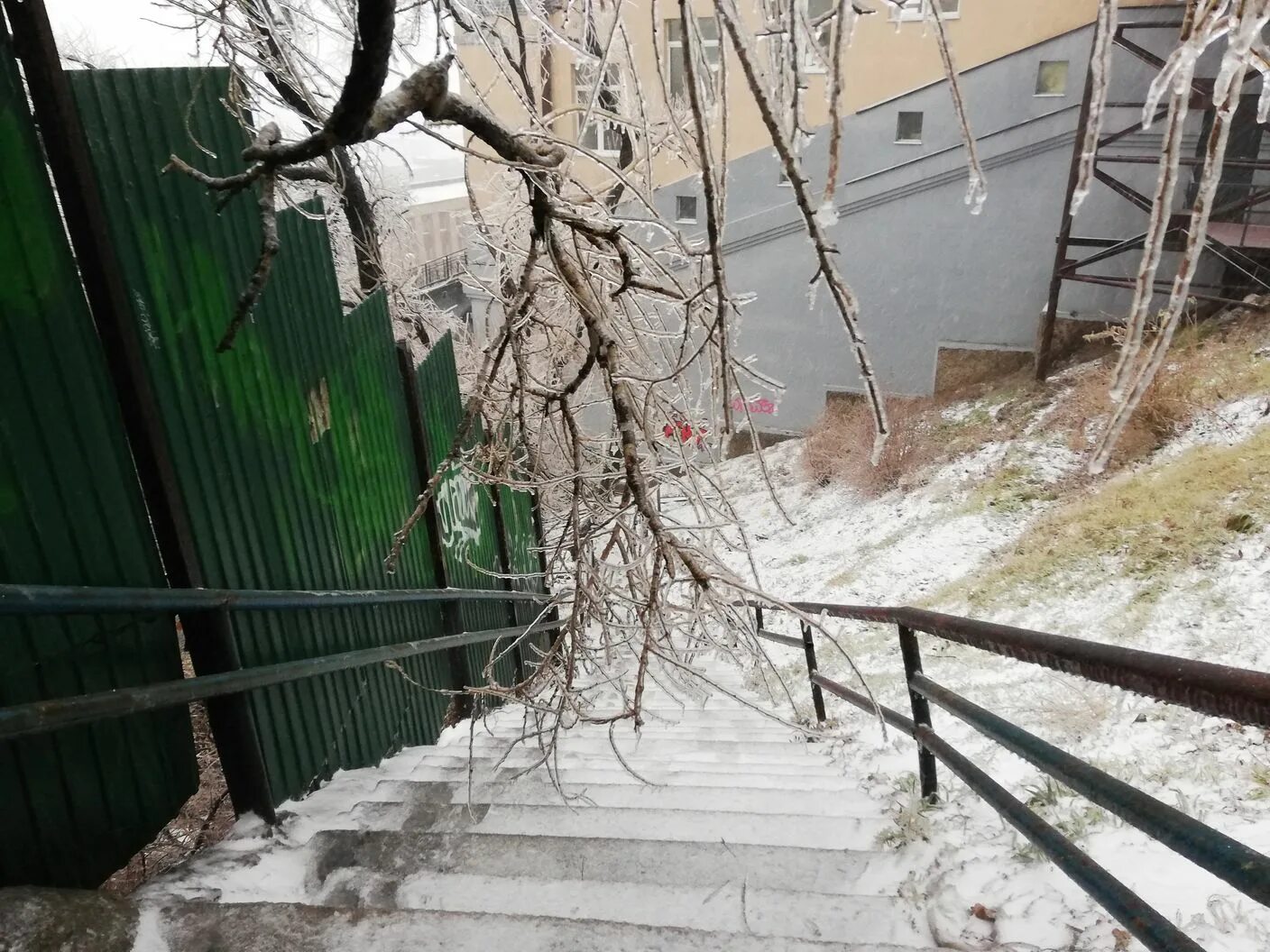 Обледенение во владивостоке 2020. Ледяной шторм во владивостоке. Ледяной дождь во владивостоке. Владивосток в ноябре. Ледяной дождь владивосток 19 ноября 2020.