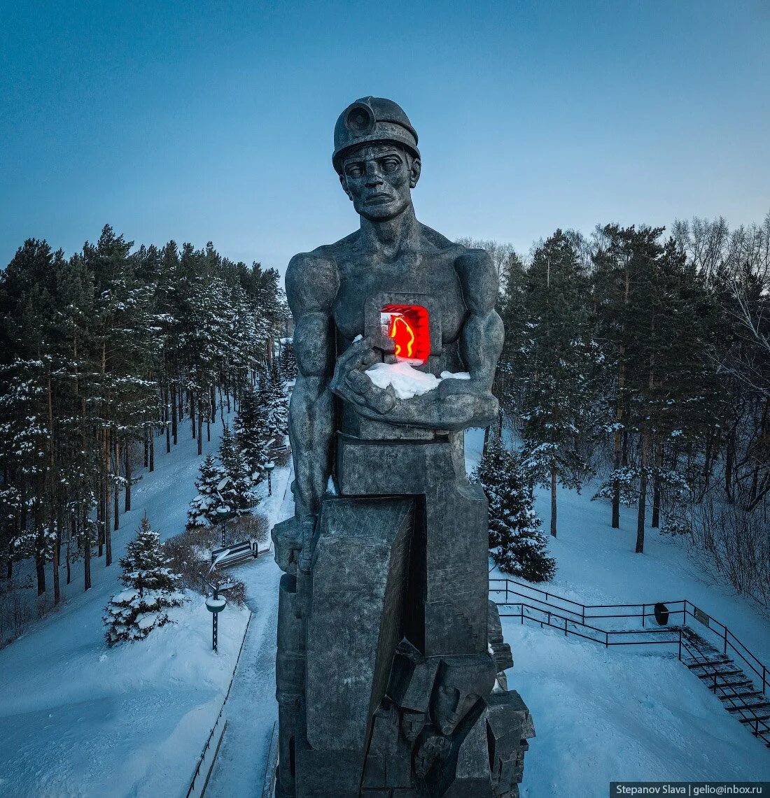 Монумент «память шахтерам Кузбасса» Кемерово. Монумент память шахтерам Кузбасса. Памятник шахтерам Кемерово. Монумент памятник шахтерам Кузбасса.