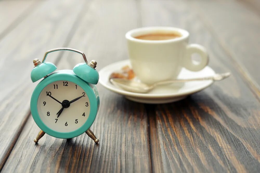 Включи добро на часах. Будильник утро. Часы утро. Утренние часы. Чашка кофе будильник.