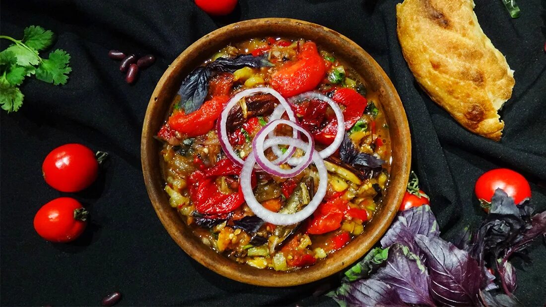 Кавказская кухня. Грузинская кухня самое вкусное. Грузинская кухня выпечка. Хачапури оджахури. Хинкали чкмерули.