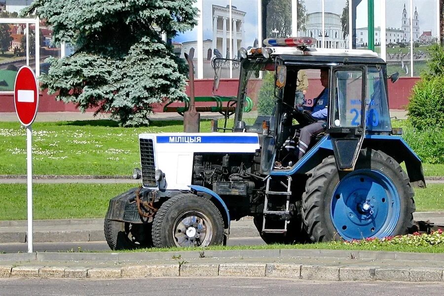 Как гудит трактор. Трактор МТЗ 82. МТЗ-80 трактор полицейский. МТЗ 82.1 синий. МТЗ-82.1 Беларус.