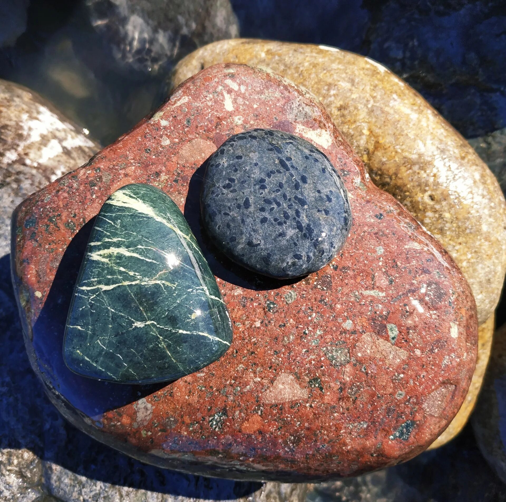 Ни камень. Камни Дрого драгоценные. Каменный камень. Камни под ногами. Камень на Камне.