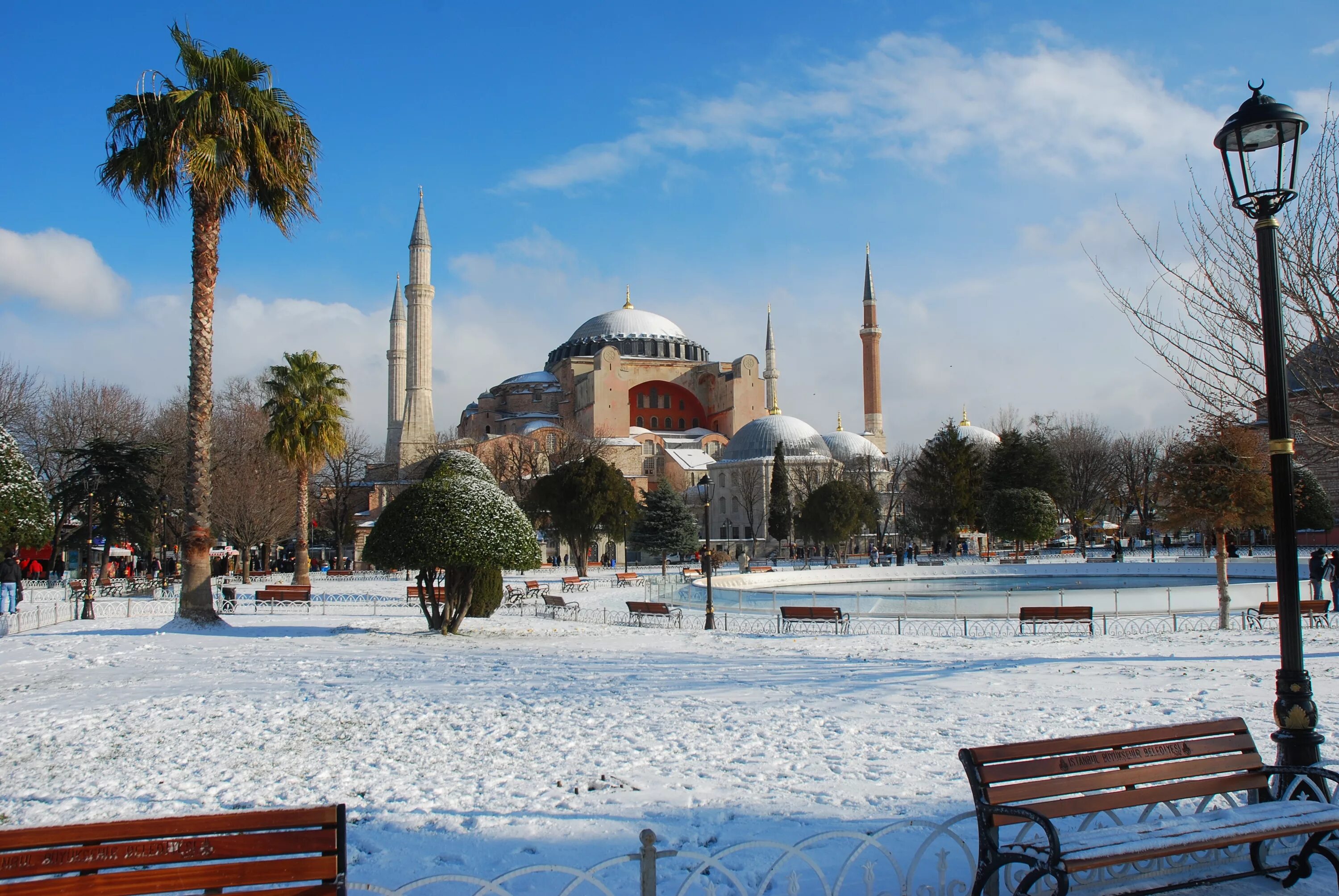 Стамбул времена года. Истамбул город в Турции зима. Турция Стамбул зимой. Турция Султанахмет зима. Стамбул Султанахмет зимой.