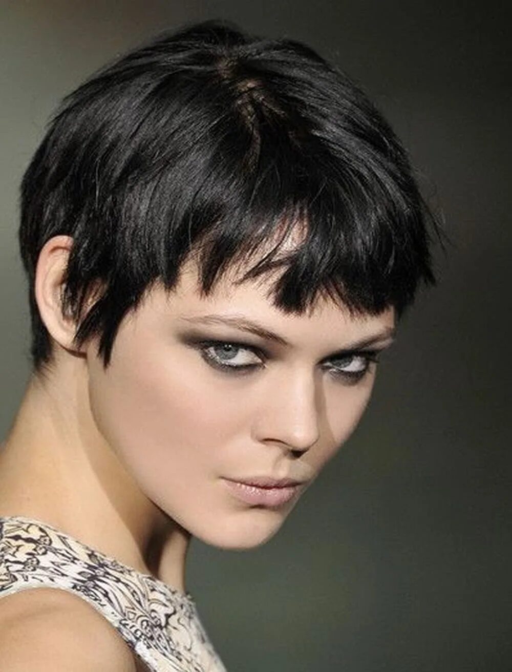 фрэнки бридж стрижка пикси. стрижка пикси на короткие 2022. стрижка пикси гаврош. стрижка пикси гаврош. софи шарлотт короткая стрижка.