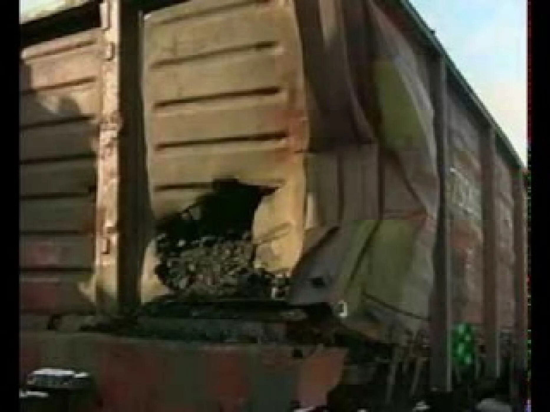 раскачивание вагона на стыках рельсов. шкворневая балка вл10. транспортировочный крюк полувагона. перевернутая букса грузового вагона. уширение кузова полувагона.