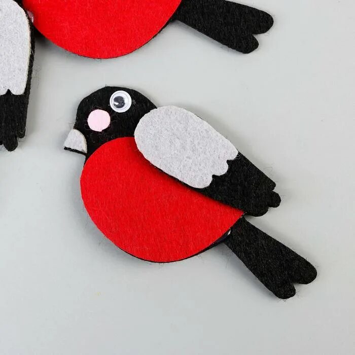 Птицы из фетра. Елочная игрушка снегирь из фетра. Снегирь на ветке из фетра. Поделка снегирь из фетра. Новогодние игрушки из фетра снегирь.