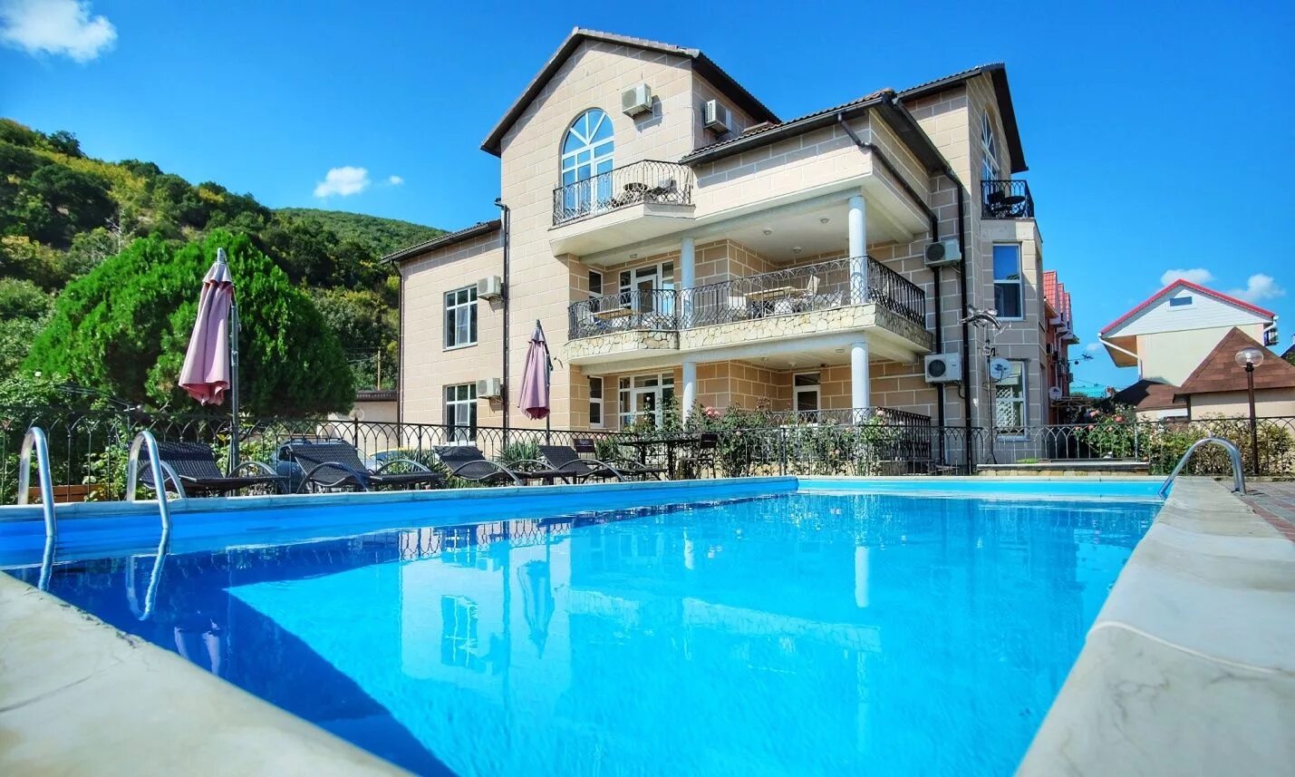 Гостиницы краснодарского края недорого у моря. Хутор бетта геленджик. Гостиницы краснодарского края недорого у моря. Криница краснодарский край ласточкино гнездо. Лучезарный 3 витязево.