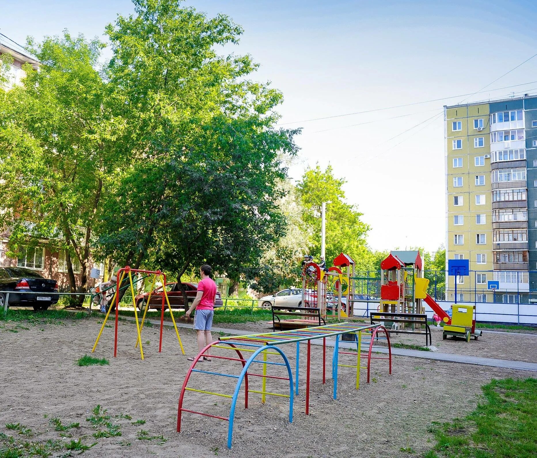 Интересные дворы перми. Пермские детские площадки. Дворик пермь. Дворик пермь. Индустриальный район пермь 2020.