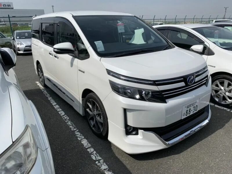 Voxy гибрид. Toyota Voxy Hybrid 2015. Тойота Вокси 2017 гибрид. Toyota Voxy 2015 1.8. Тойота Вокси 2016.