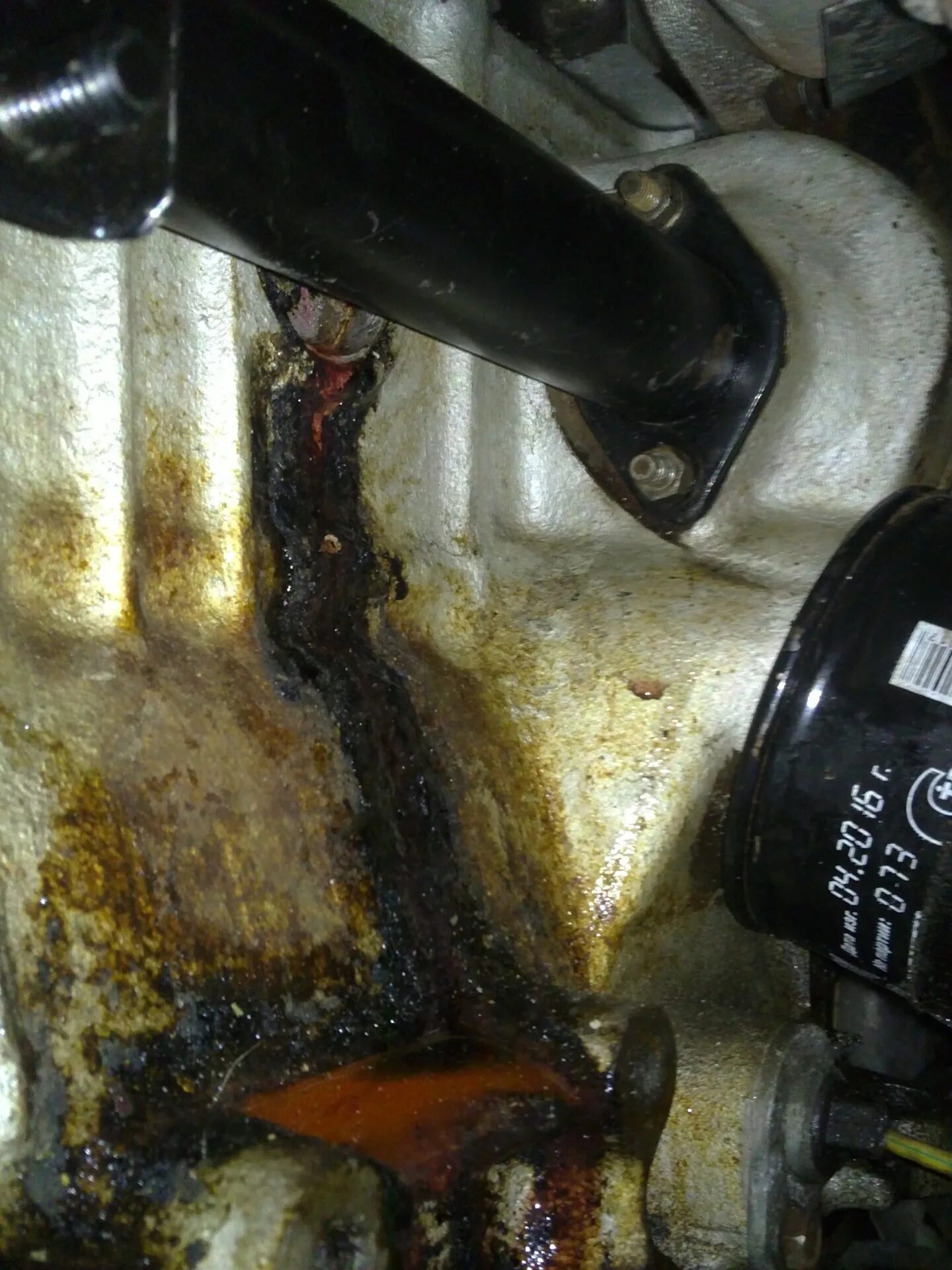 2110 течь масла. Ваз 2115 течет масло с коробки. Течет масло с двигателя на ваз 2110. Течёт масло с кпп 2114 с привода. Потекло масло с коробки ваз 2115.