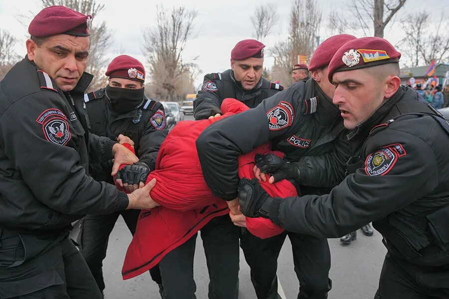 Армянская полиция. Военная полиция. Военная полиция Армении. Полиция задержания протесты.