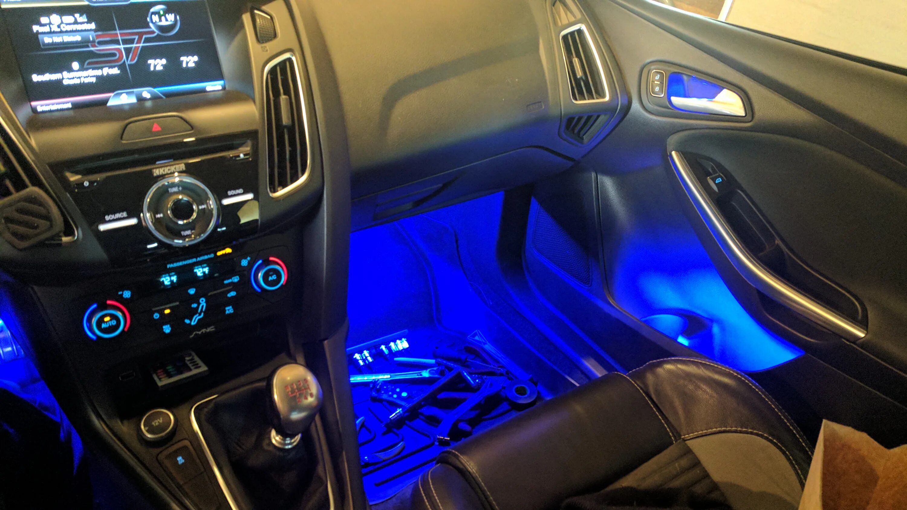 Фокус освещение. Ford Mondeo салон Ambient Light. Ford Focus St подсветка салона. Ambient Light Ford Focus 3. Focus 2 Ambient Light.