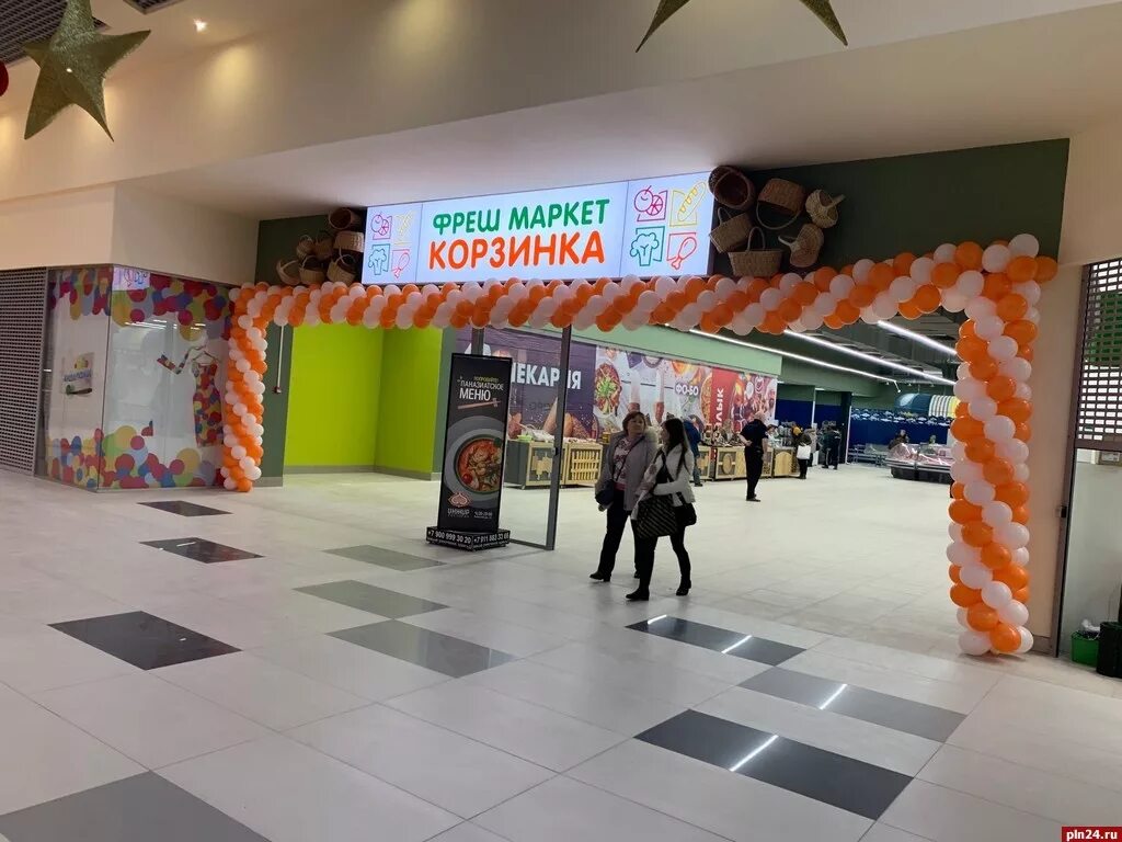 Новые магазины пскова. Открываются магазины в пскове. Магазин мебели пик60. Forward одежда. Акваполис псков игровая комната.