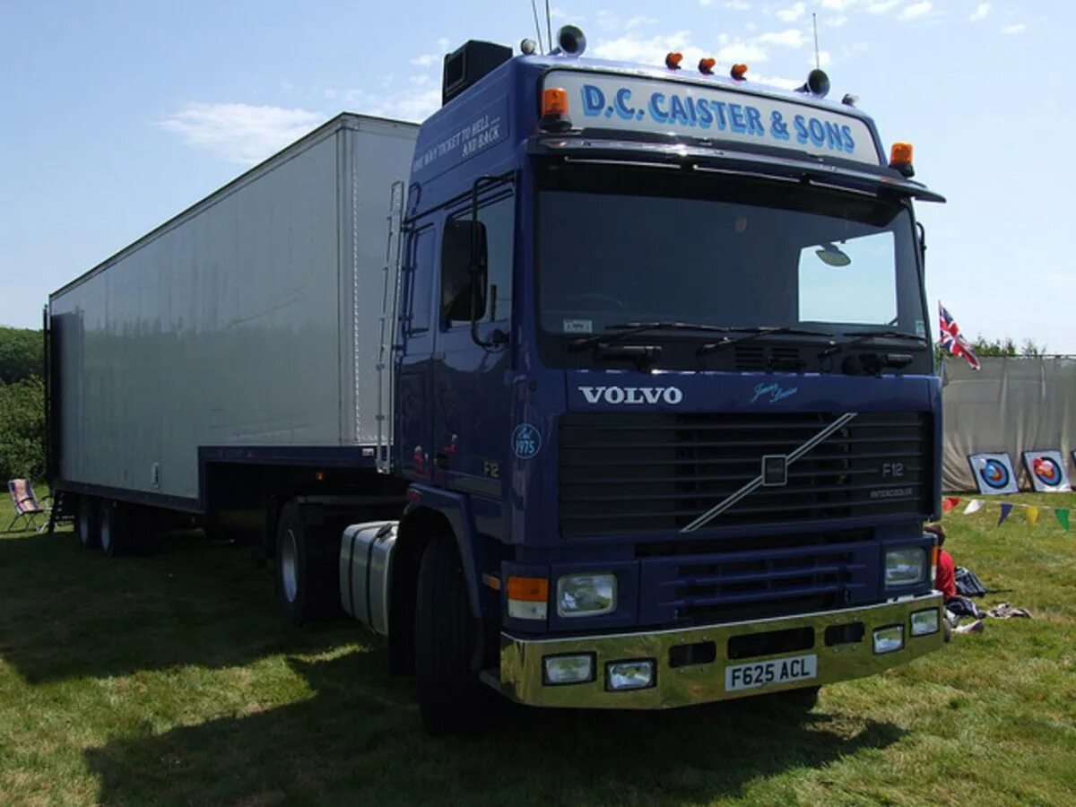 Купить бу вольво и области. Вольво ф12. Вольво ф12 тягач. Volvo f12. Вольво ф 12 седельный тягач.