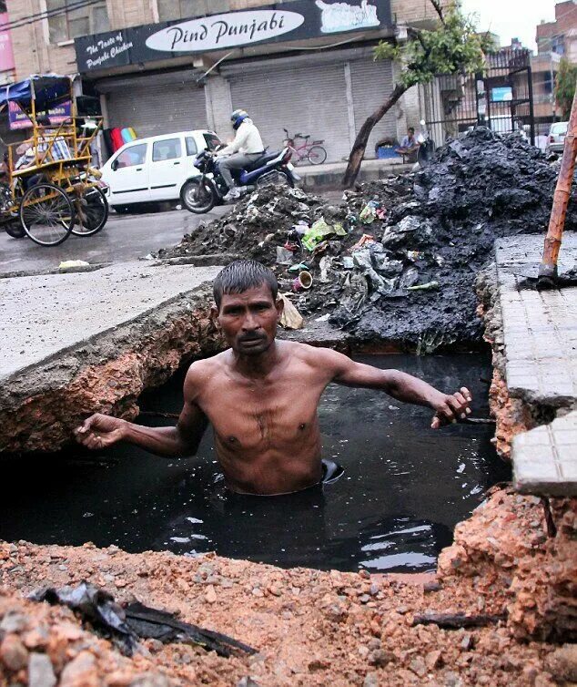 Чистильщик канализации в Индии. Индия Неприкасаемые чистильщик канализации.