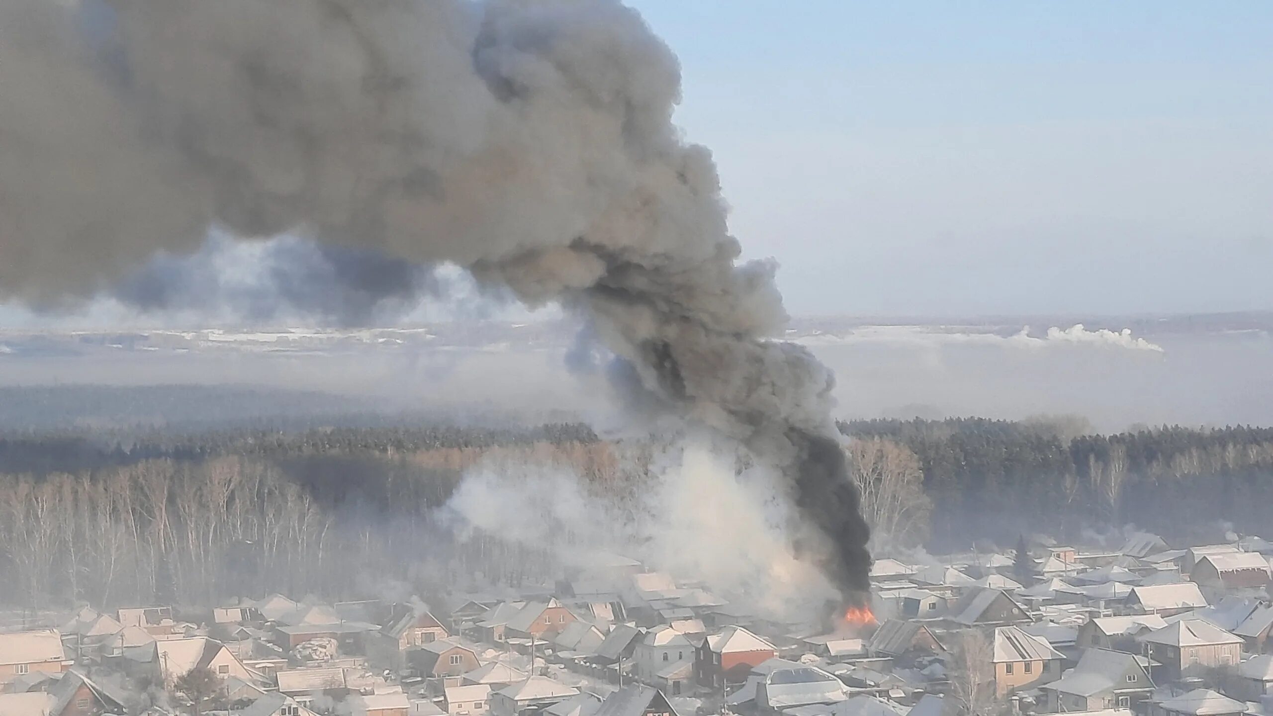 Пожар в Первомайске. Пожар Первомайка Новосибирск вчера. Пожар издалека. Дым от пожара.