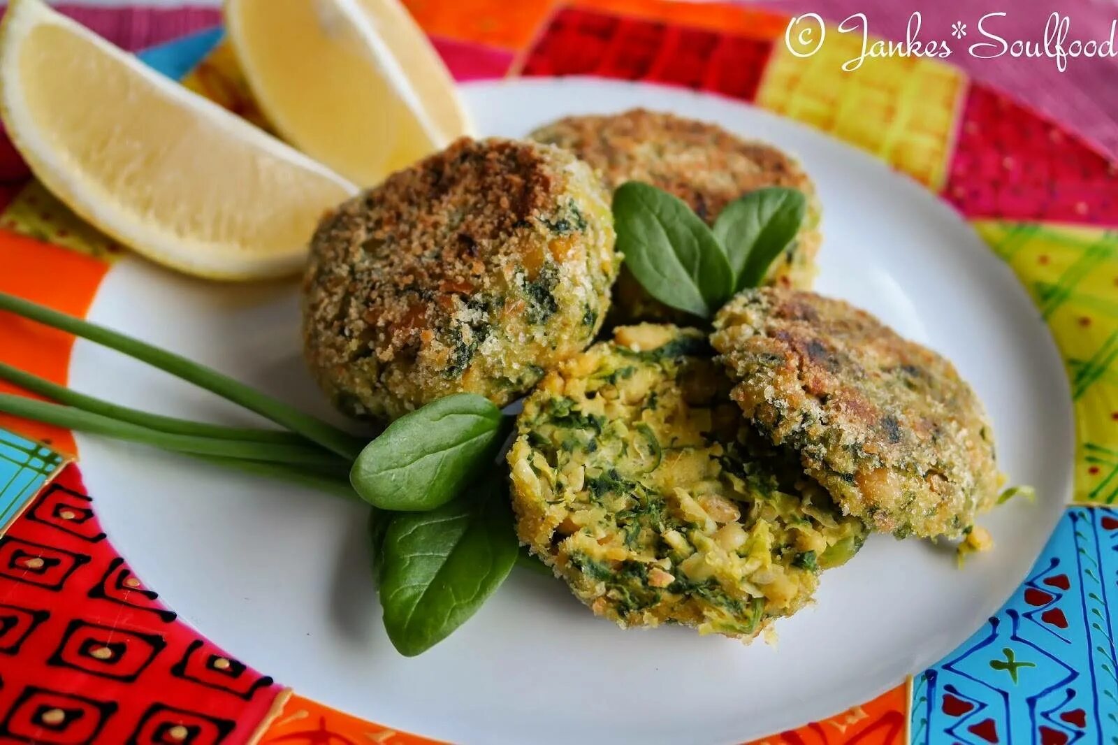 Биточки из индейки с шпинатом. Котлеты брокколи шпинат. Биточки из курицы. Куриные котлеты с отрубями. Котлеты со шпинатом.