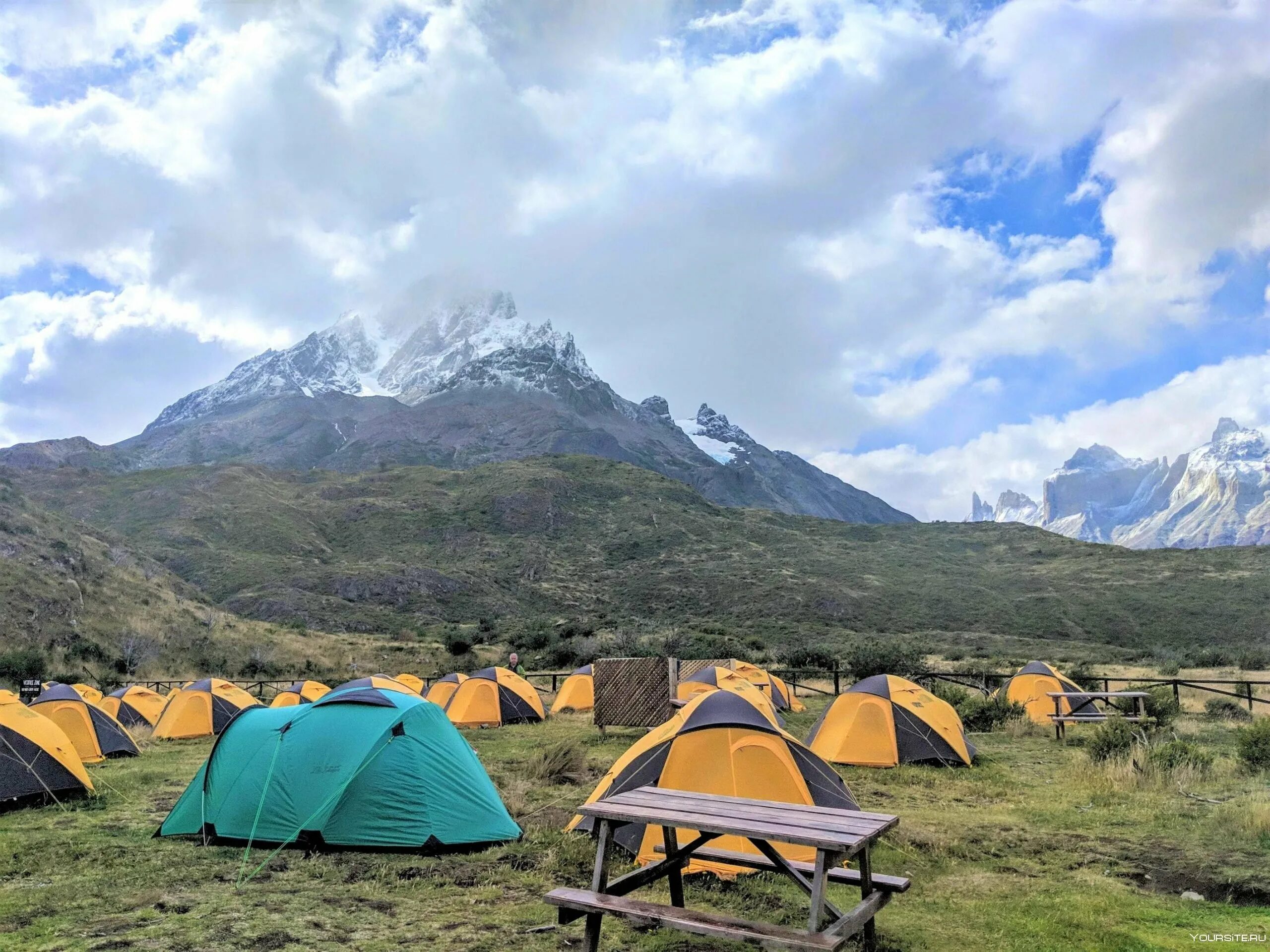 Патагония лагерь. Палаточный лагерь в горах. Палаточный лагерь в Альпах. Кемпинг на горе.
