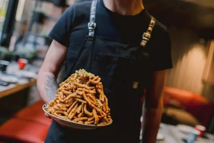 Чак норрис. Работает чак. Людям в сфере обслуживания подраться. Чак норрис гифки. Чак норрис мем.