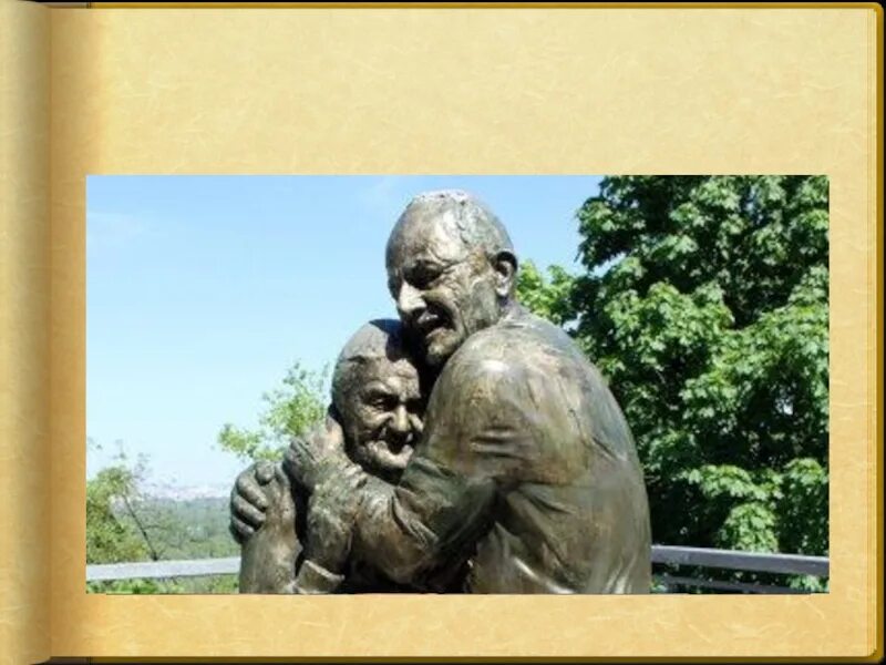 Памятник итальянца и Украинки. Памятник Луиджи и Мокрине. Мокрина. Памятник Рамину Махарашвили.
