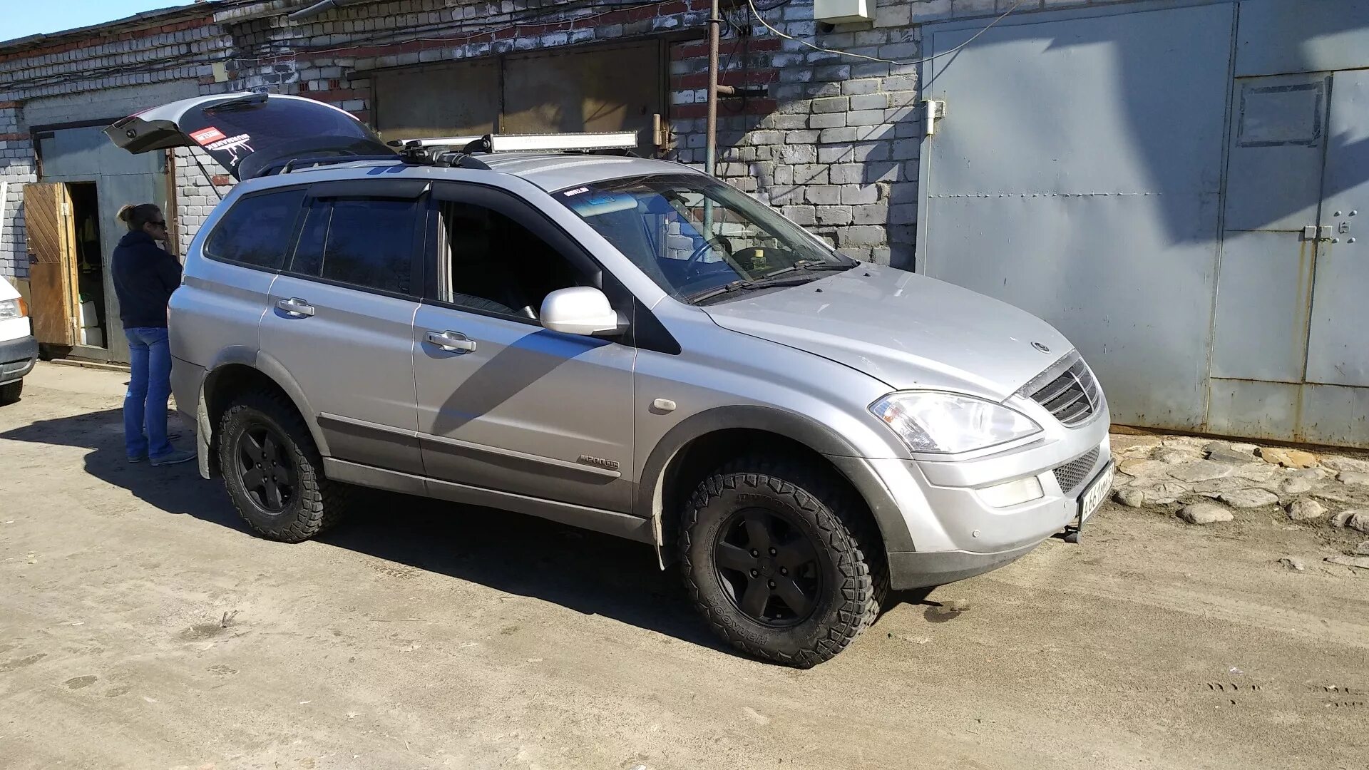 Колеса на санг енг кайрон. Ssangyong kyron черные диски. ssangyong kyron 2012 раптор. диски санг енг кайрон. ssangyong kyron краска раптор.