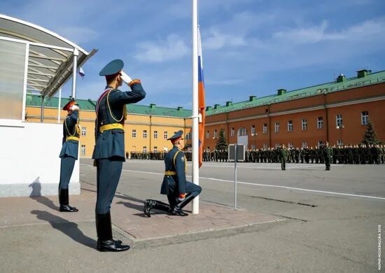 Ритуал подъема и спуска флага. Ритуал подъема и спуска государственного флага РФ. Ритуал спуска государственного флага Российской Федерации. Ритуал подъема государственного флага Российской Федерации. Флагшток в армии.