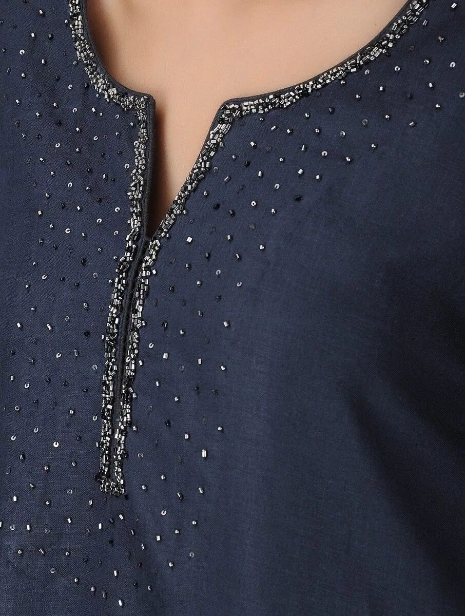 Украшение футболки. Украшение одежды бисером. Вышивка гладью на платье. Вышивка бисером горловины платья. Декор горловины платья.