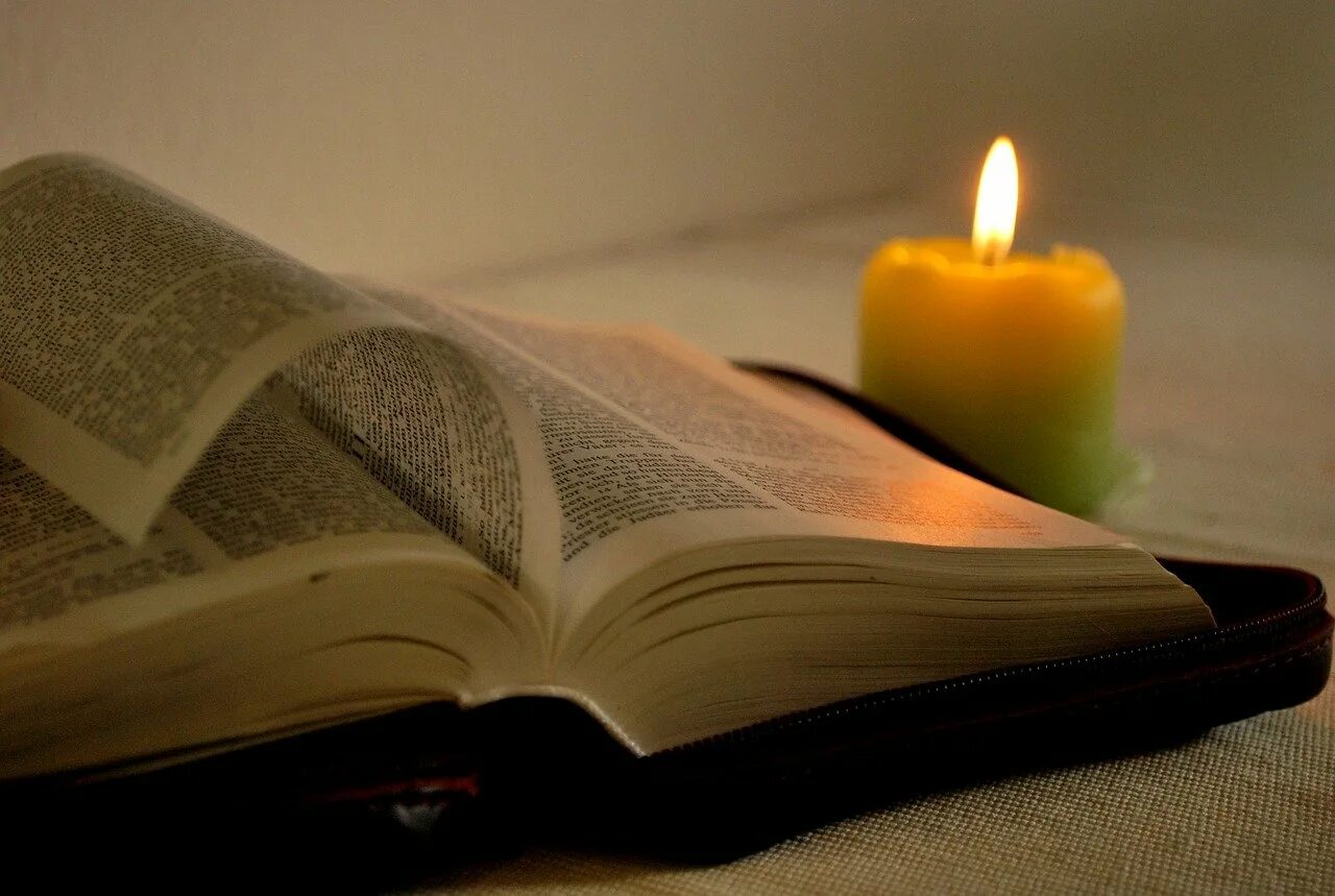 Духовные тетради. Чтение Священного Писания. Библия и свеча. Красивая Библия. Книга и свеча.