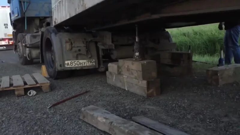 Как поднять полуприцеп. Отцепился прицеп на ходу. дтп с отцепившимся полуприцепом. отцепился прицеп с еврокоюком.