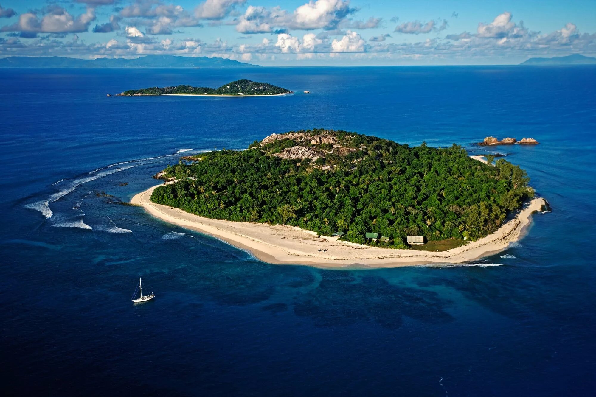 Второй остров в мире. Мад Айленд остров. Остров Кузин. Остров Монурики Фиджи. Cousin Island Сейшельские острова.