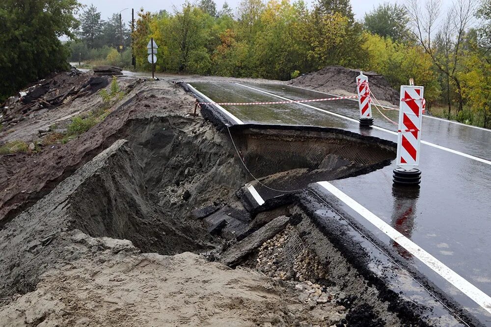 Размыло путь. Дамба Брянск 1 Брянск 2. Новая дорога в Брянске. Дорога дамба Брянск. Новая дорога Брянск 1 Брянск 2.