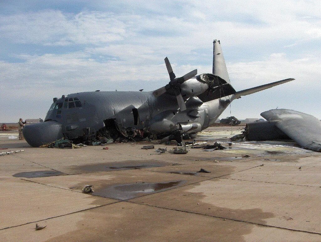 Крушение военно транспортного самолета. Самолет Hercules c130. C-130 Геркулес. Самолет c 130 Геркулес катастрофы. Катастрофа c-130 в Медане.