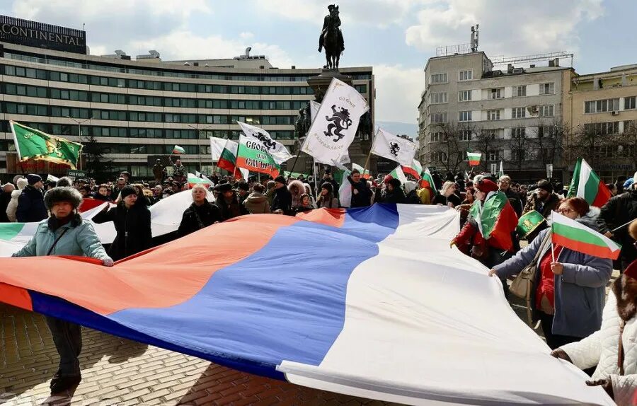 Болгария против россии. Митинги в Болгарии 2022. В Болгарии акции протеста против НАТО. Болгария 2022. Митинг в Болгарии в поддержку России.