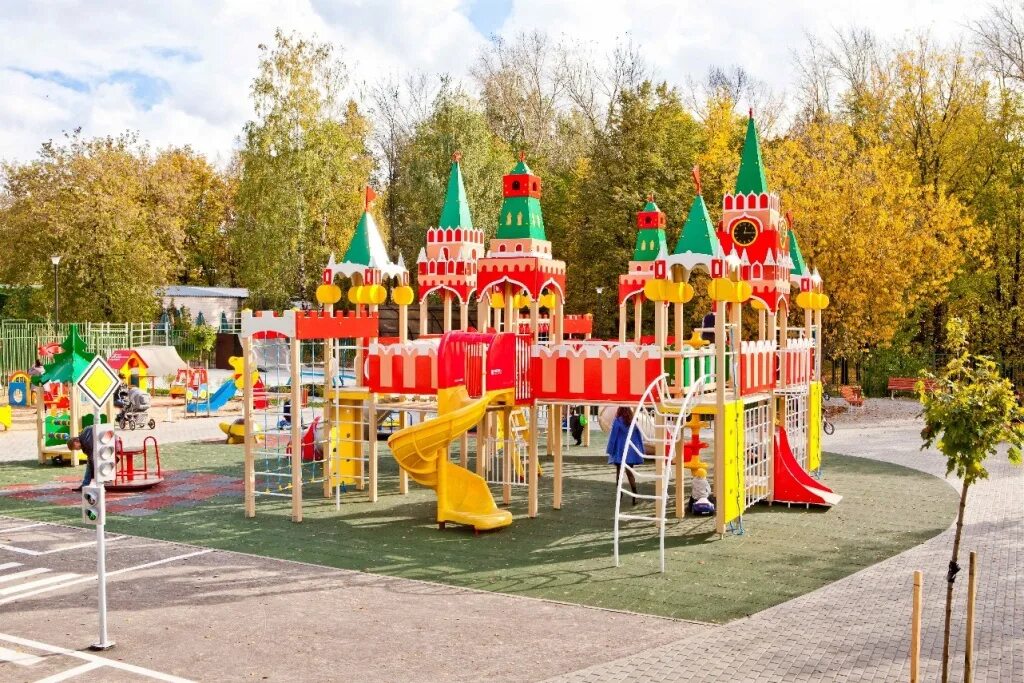 Картинки площадки. Детская площадка КСИЛ. КСИЛ изумрудный город. КСИЛ Югра. Дик изумрудный город КСИЛ.