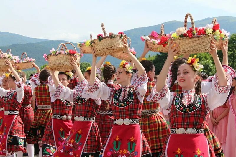 Какой праздник в болгарии. Казанлык Болгария. Казанлык Болгария фестиваль роз. Долина роз Болгария фестиваль. Традиции Болгар.