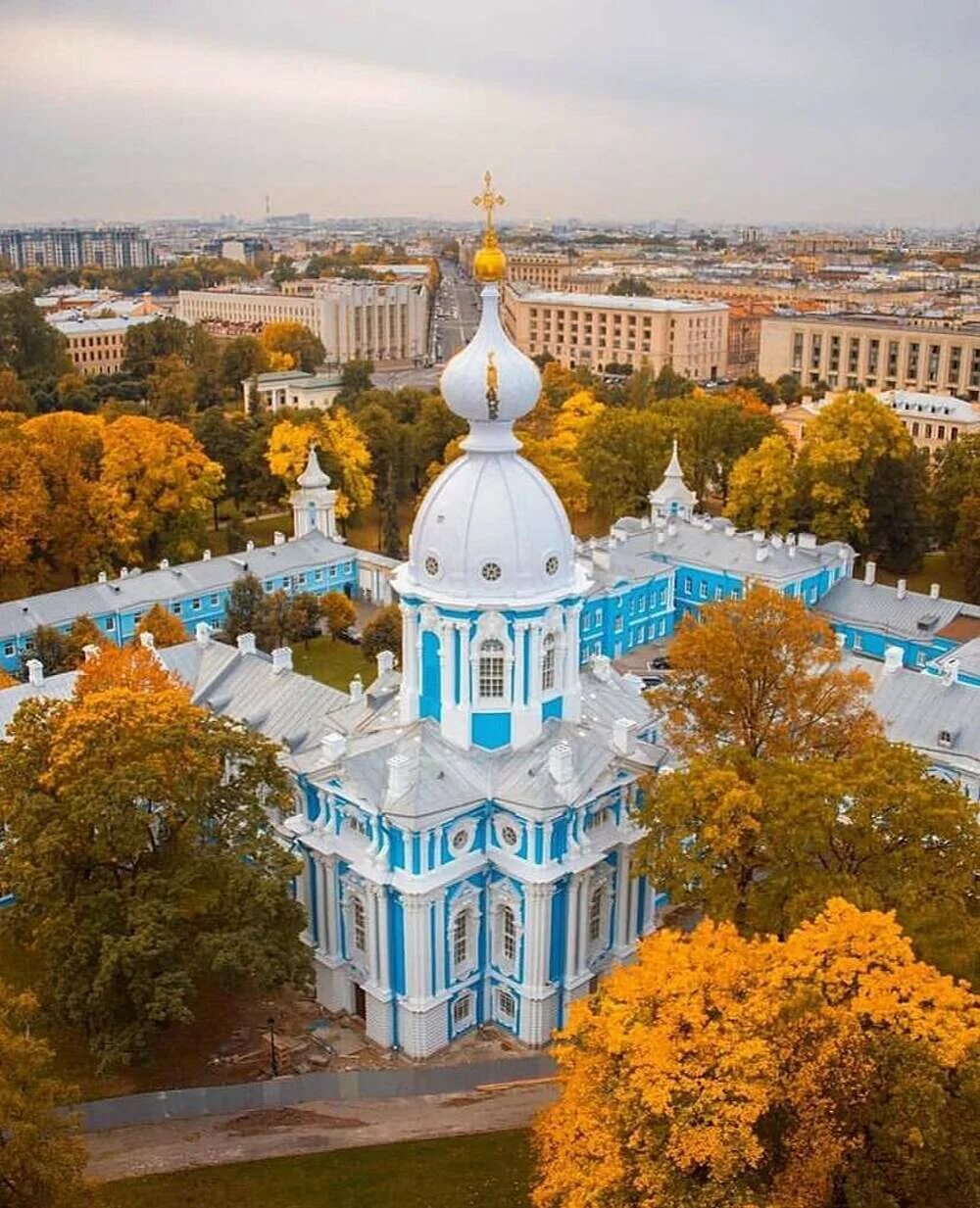 Смольный в москве. Звонница смольного собора в санкт-петербурге. ансамбль смольного монастыря растрелли. смольный монастырь питер.