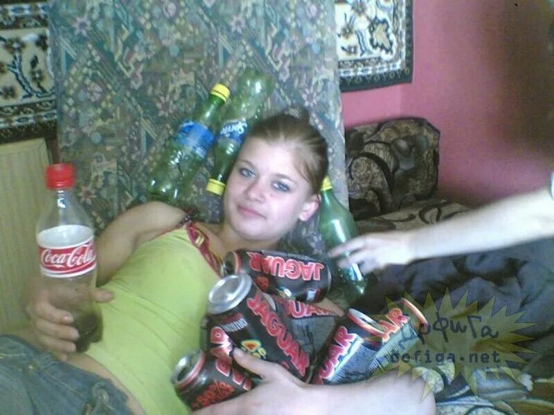 Деревенские девочки бухают. Пьяный корпоратив. Русские пьяные девочки. Деревня пьяные девки. Деревня пьяные девки.