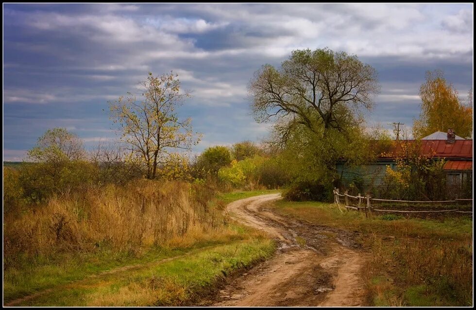 У околицы грязи. Осенняя дорога в деревне. Осенняя деревенская дорога. Осень дорога в деревне. Поле деревня.