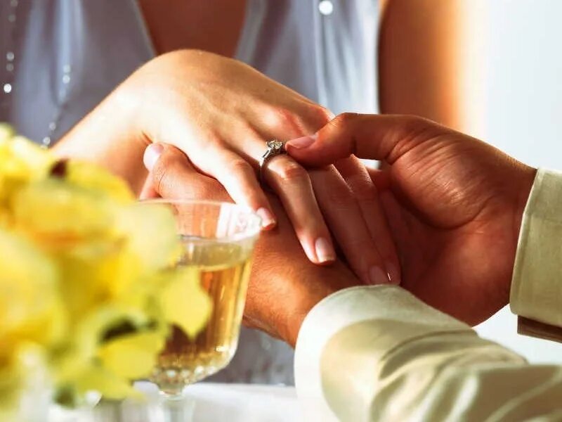 свадебное предложение. парень дарит кольцо девушке. свадебное предложение.