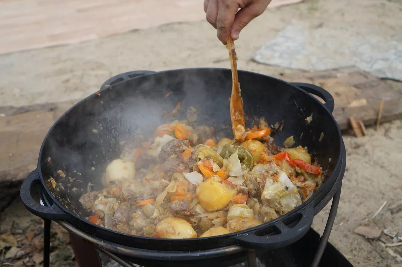 Простые и вкусные рецепты в казане. Казан чугунный Шурпа. Еда на костре. Казан на костре. Блюда в чугуне на костре.