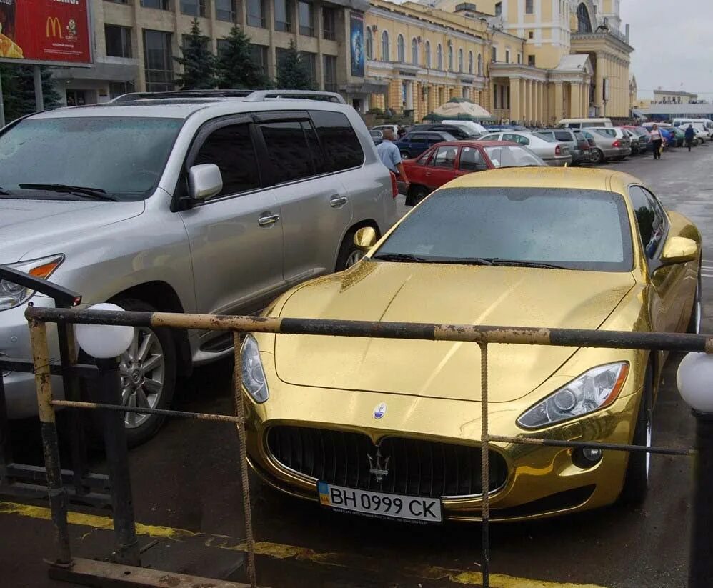 Автомобиль харьков. Золотая Мазерати Одесса. Золотистая машина. Мазерати золотого цвета. Золото номер машины.