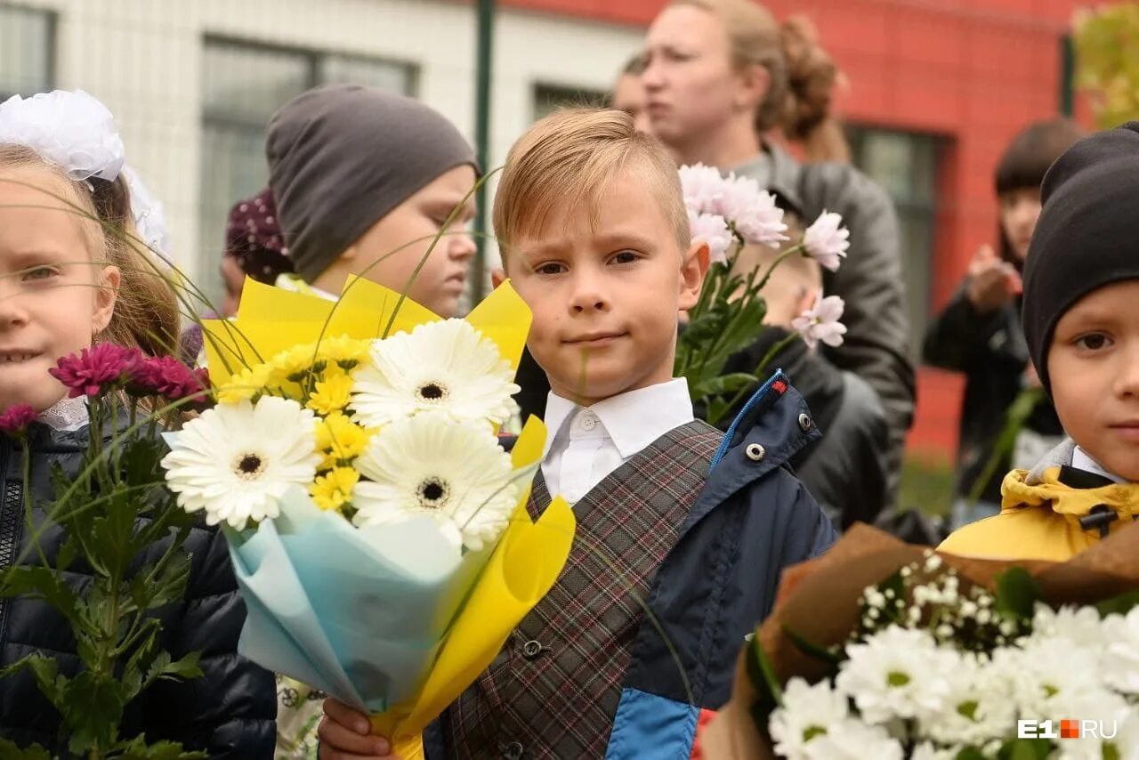 Празднование 1 сентября. Первое сентября каждому школьнику. Школа 1 ивантеевка. Школа 4 ивантеевка. Красивые первоклашки.