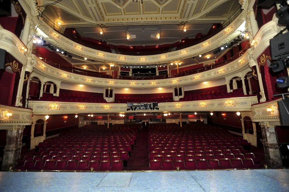 Her Majesty's Theatre. Театр в Лондоне her Majesty,s. His Majesty's Theatre London внутри. Her Majesty Theatre London зал. Pays theatre