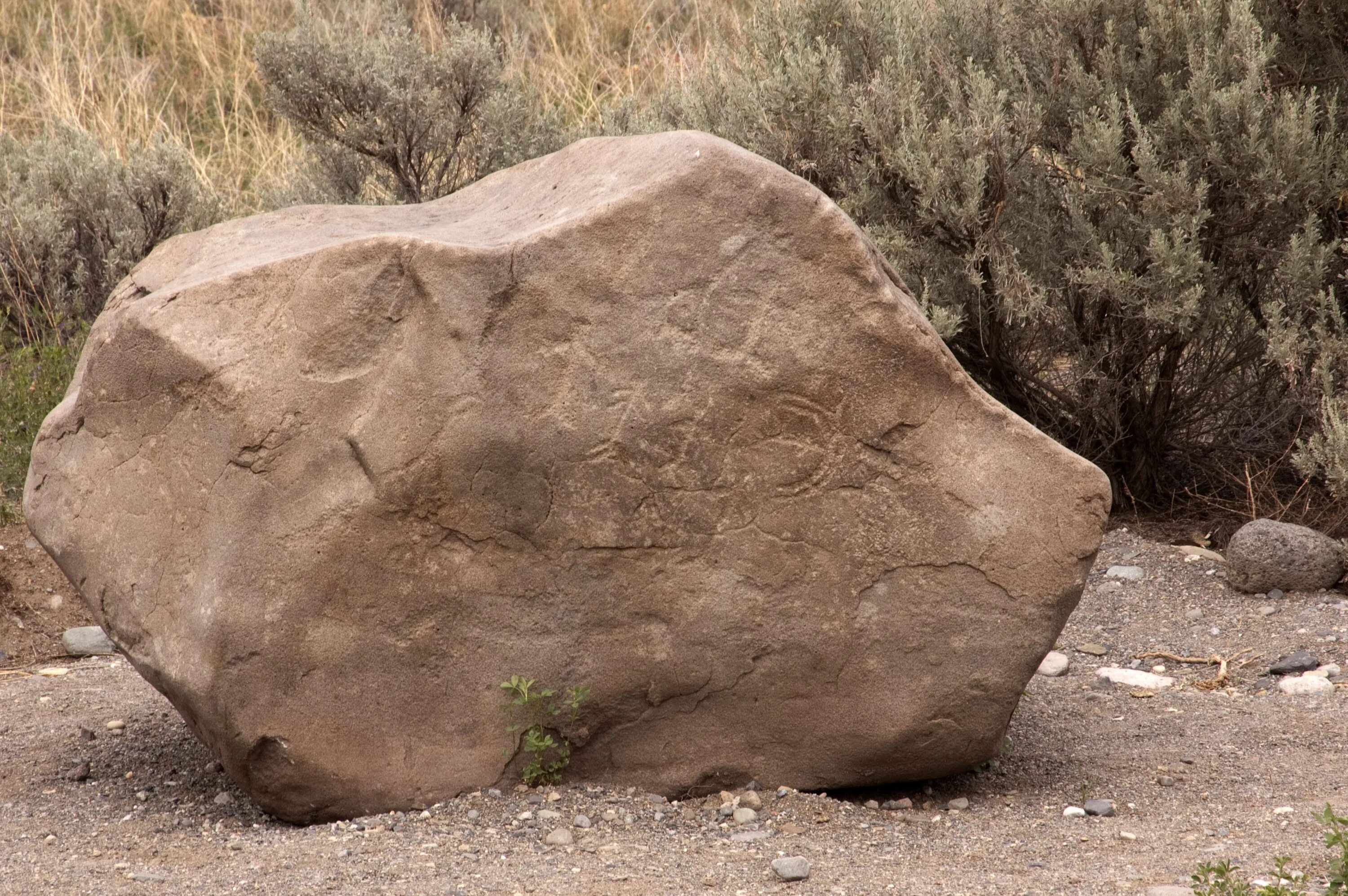 Камень валун большой. Валун «большой камень» Кутишкинский. Огромный булыжник. Тяжелый камень.