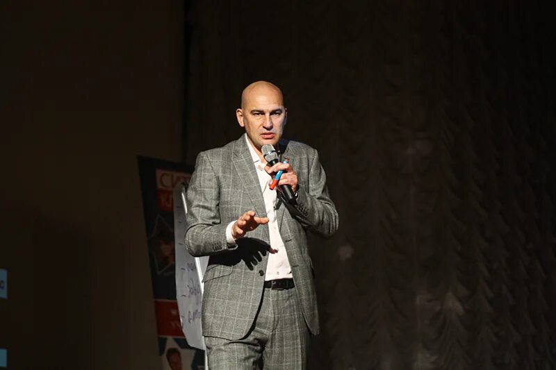 Выступление в огромном зале перед партнерами. Структура публичных выступлений по гандапасу. Оратор радислав гандапас. Гандапас публичные выступления. Гандапас публичные выступления.