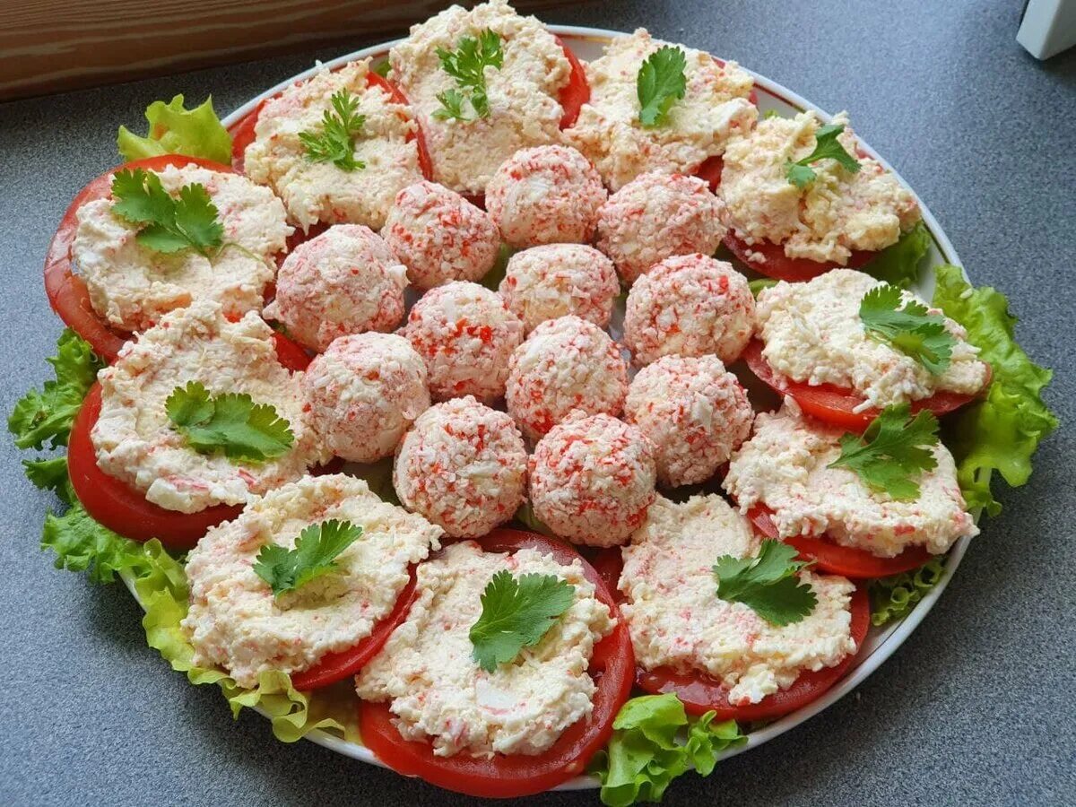 Фаршированные крабовые палочки. Крабовые палочки фаршированные сыром и чесноком. Крабовые закуски начинками. Рулетики с крабовыми палочками. Закуска фаршированные крабовые крабовые палочки.