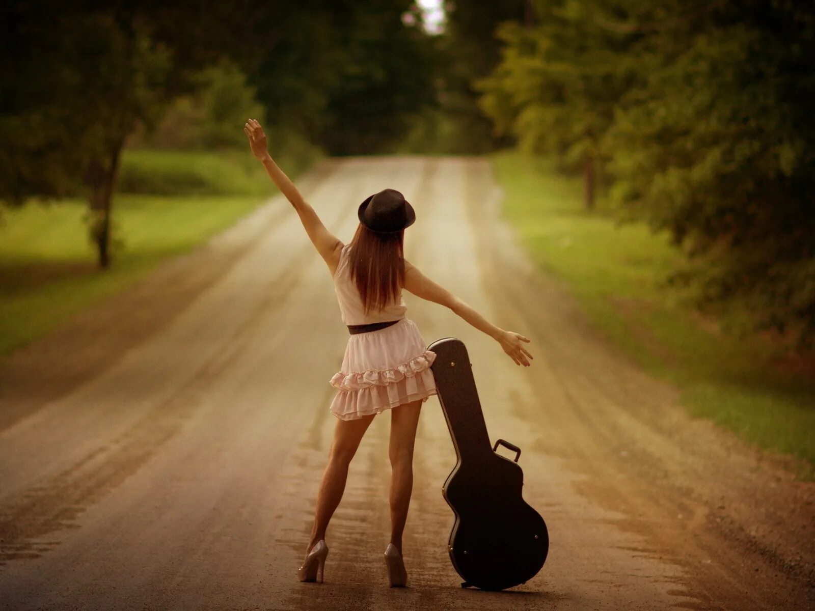 Музыка в дорогу 2024. Девушка на дороге. Фото на дороге девушки. Фото на дороге девушек идеи летом. Дорога музыка девушка.