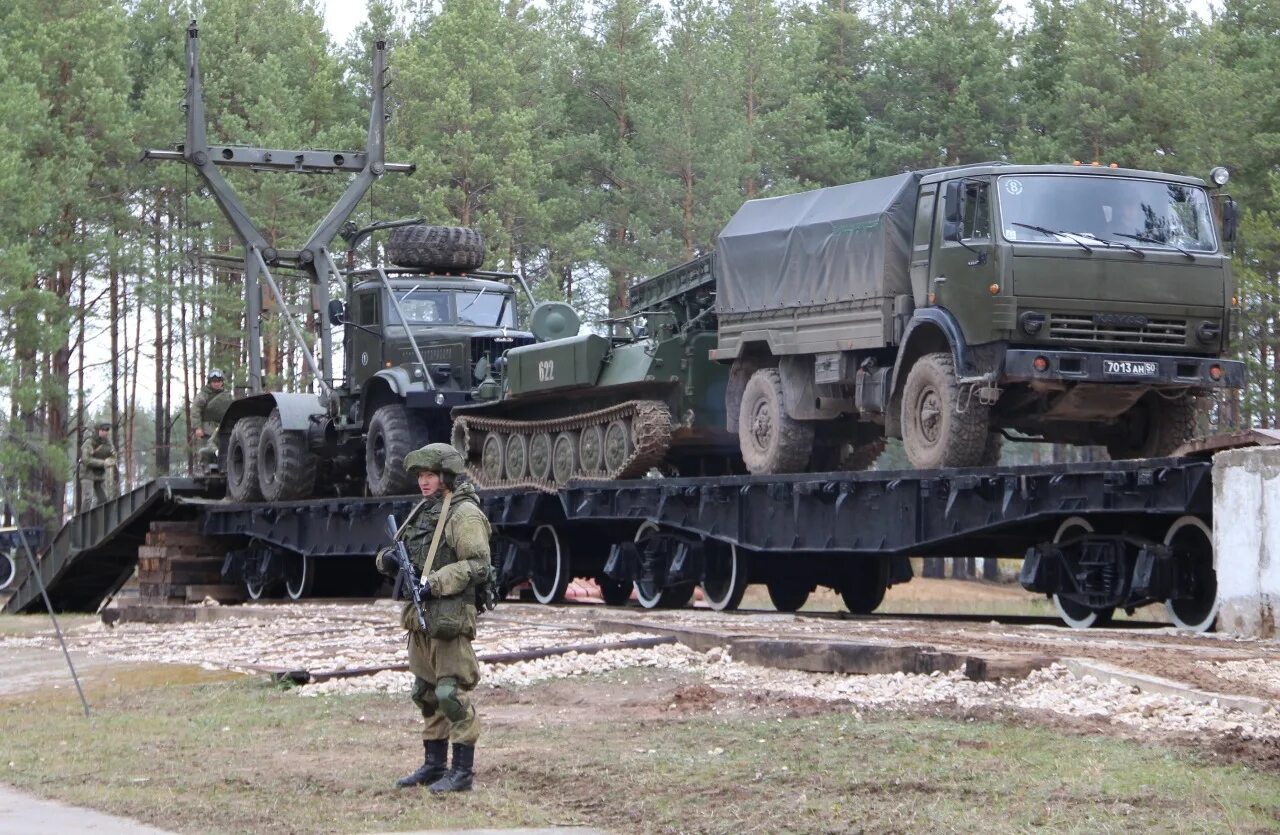 Материальное обеспечение войска рф. Техника МТО вс РФ. Эшелоны военной техники вс РФ. МТО вс РФ учения. Погрузка техники на эшелон Урал 4320.